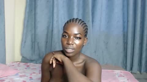 Snapshot of luo_queen chatting on 10.27.25 luo_queen online show from 10.27.25