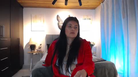 Snapshot of lust_mom chatting on 01.28.25 Angela 3 online show from 01.28.25