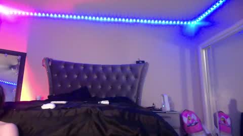 Snapshot of luvvlee chatting on 09.19.25 luvvlee online show from 09.19.25