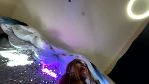 Snapshot of luvvlee chatting on 10.03.25 luvvlee online show from 10.03.25