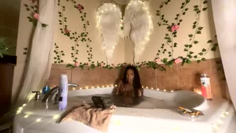 Snapshot of luvvlee chatting on 10.24.25 luvvlee online show from 10.24.25