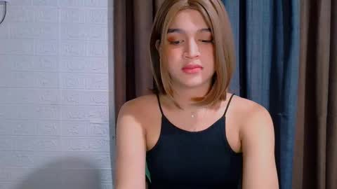 Snapshot of lux_white chatting on 12.21.25 queen lux online show from 12.21.25