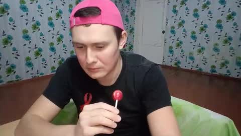 Snapshot of luxeboy_ chatting on 11.12.25 Mike online show from 11.12.25