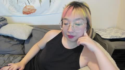 Snapshot of luxgray chatting on 12.18.24 LuxGray online show from 12.18.24