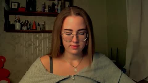 Snapshot of luxie_queen chatting on 11.18.25 Katie online show from 11.18.25