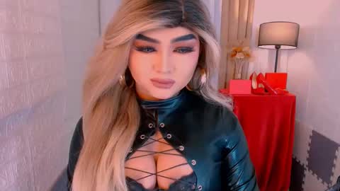 Snapshot of luxsasha chatting on 09.21.25 Sasha Blaire online show from 09.21.25