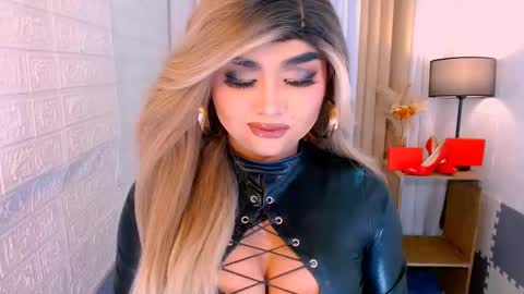 Snapshot of luxsasha chatting on 10.16.25 Sasha Blaire online show from 10.16.25