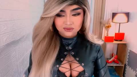 Snapshot of luxsasha chatting on 11.07.25 Sasha Blaire online show from 11.07.25