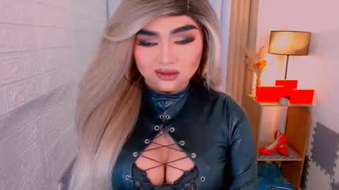 Snapshot of luxsasha chatting on 11.13.25 Sasha Blaire online show from 11.13.25