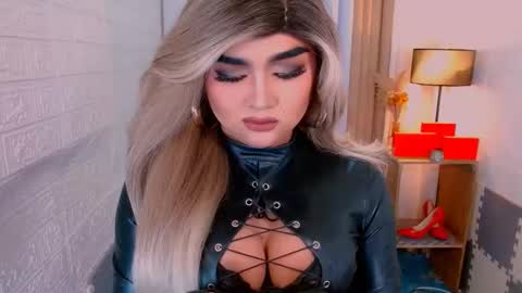 Snapshot of luxsasha chatting on 11.14.25 Sasha Blaire online show from 11.14.25