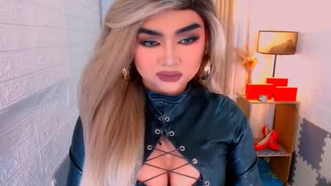 Snapshot of luxsasha chatting on 11.26.25 Sasha Blaire online show from 11.26.25