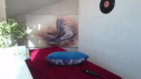 Snapshot of luxuriouss_s chatting on 09.27.25 Laura online show from 09.27.25