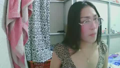 Snapshot of luxy27 chatting on 10.04.25 nikke online show from 10.04.25