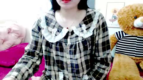 Snapshot of ly_ly2005 chatting on 12.16.25 im mai online show from 12.16.25