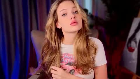 Snapshot of lykava chatting on 09.26.25 simply Eliza online show from 09.26.25