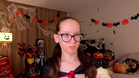 Snapshot of lynettebails chatting on 11.01.25 Sara online show from 11.01.25