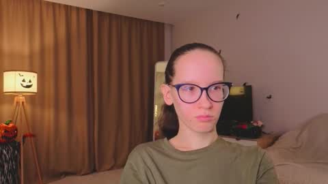 Snapshot of lynettebails chatting on 11.18.25 Sara online show from 11.18.25