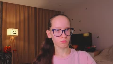 Snapshot of lynettebails chatting on 11.19.25 Sara online show from 11.19.25