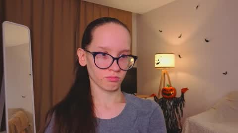 Snapshot of lynettebails chatting on 11.27.25 Sara online show from 11.27.25