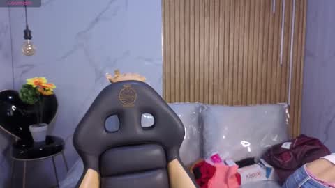 Snapshot of lynn_turner_ chatting on 02.19.26 lynn_turner_ online show from 02.19.26