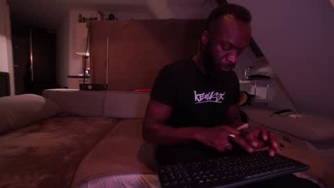 Mac Troy online show from 01.04.25