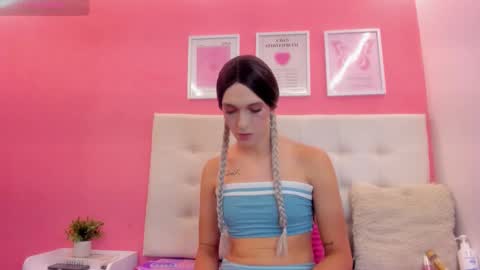 macarena_05_ online show from 09.30.25