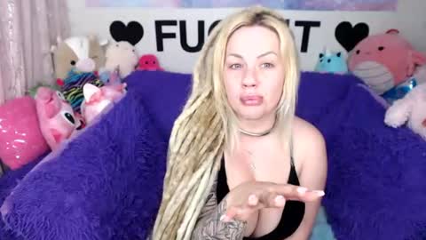 Snapshot of mackenziewolfe chatting on 07.15.26 Mackenzie Wolfe online show from 07.15.26