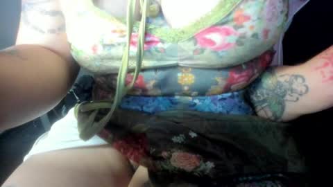 Snapshot of madam_sativa chatting on 12.18.25 di online show from 12.18.25