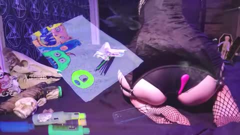 Snapshot of madame_lucifer chatting on 10.25.25 Madame Lucifer online show from 10.25.25