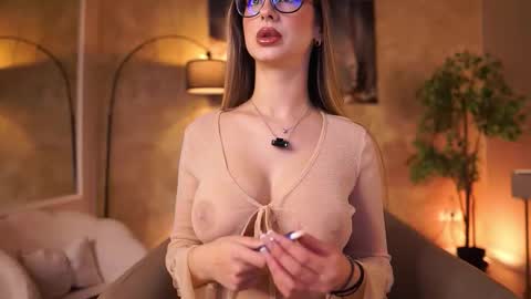 Snapshot of maddiebryggs chatting on 12.19.25 Maddie online show from 12.19.25