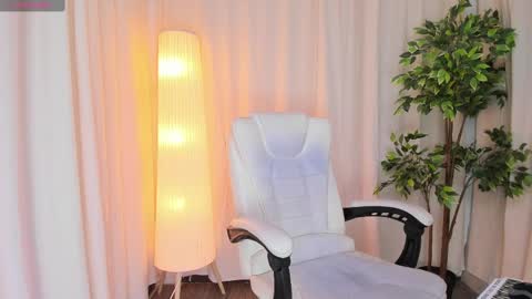 Maddy Please help me with your thumbs up its important online show from 02.27.25