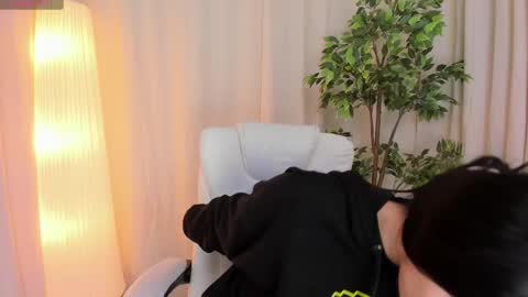 Maddy Please help me with your thumbs up its important online show from 03.11.25