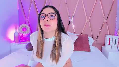 Snapshot of mady_james chatting on 11.12.25 Mady James online show from 11.12.25