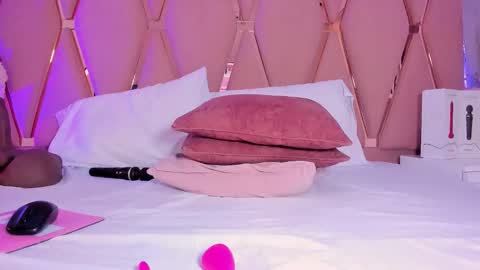 Snapshot of mady_james chatting on 12.05.25 Mady James online show from 12.05.25