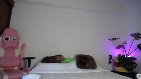 Snapshot of maggie_raver chatting on 12.05.25 maggie online show from 12.05.25