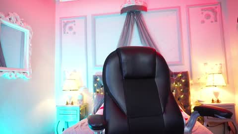 Snapshot of maggietime chatting on 12.21.24 online show from 12.21.24