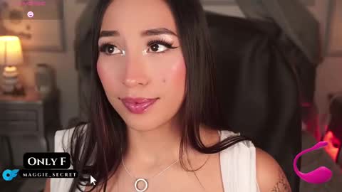 Snapshot of maggietime chatting on 09.18.25 online show from 09.18.25