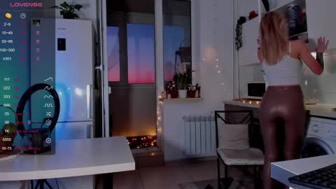 Snapshot of magiclovexo chatting on 02.05.25 MagicLove online show from 02.05.25