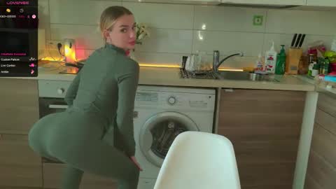 Snapshot of magiclovexo chatting on 09.10.25 MagicLove online show from 09.10.25