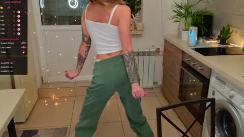 Snapshot of magiclovexo chatting on 11.30.25 MagicLove online show from 11.30.25