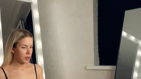 Snapshot of magnificent_angel chatting on 01.19.25 Sasha online show from 01.19.25