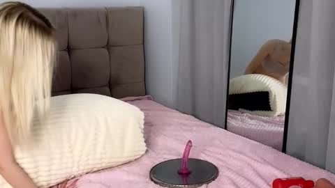 Snapshot of magnificent_angel chatting on 02.21.25 Sasha online show from 02.21.25