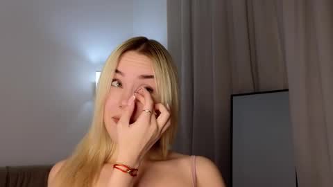 Snapshot of magnificent_angel chatting on 02.23.25 Sasha online show from 02.23.25