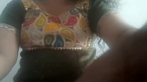 Snapshot of mahi_arora55 chatting on 05.17.26 Mahi online show from 05.17.26