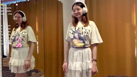 Snapshot of maidacompston chatting on 10.01.25 Elina online show from 10.01.25