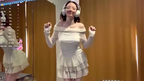 Snapshot of maidacompston chatting on 10.04.25 Elina online show from 10.04.25