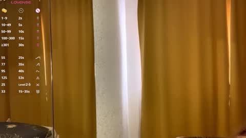 Snapshot of maidacompston chatting on 10.11.25 Elina online show from 10.11.25