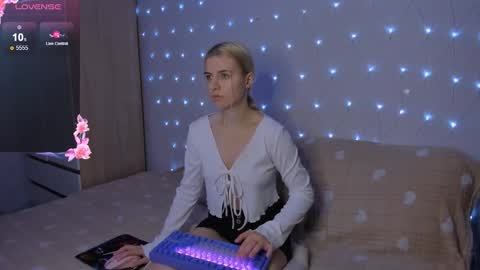 Snapshot of mailin_harrington chatting on 10.14.25 Your kitty online show from 10.14.25