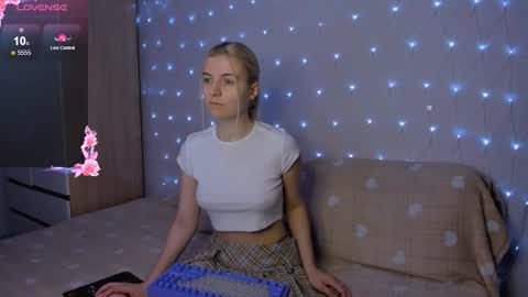 Snapshot of mailin_harrington chatting on 10.21.25 Your kitty online show from 10.21.25