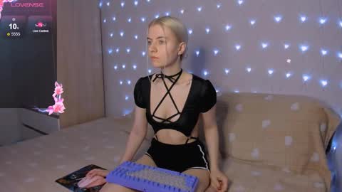 Snapshot of mailin_harrington chatting on 11.11.25 Your kitty online show from 11.11.25